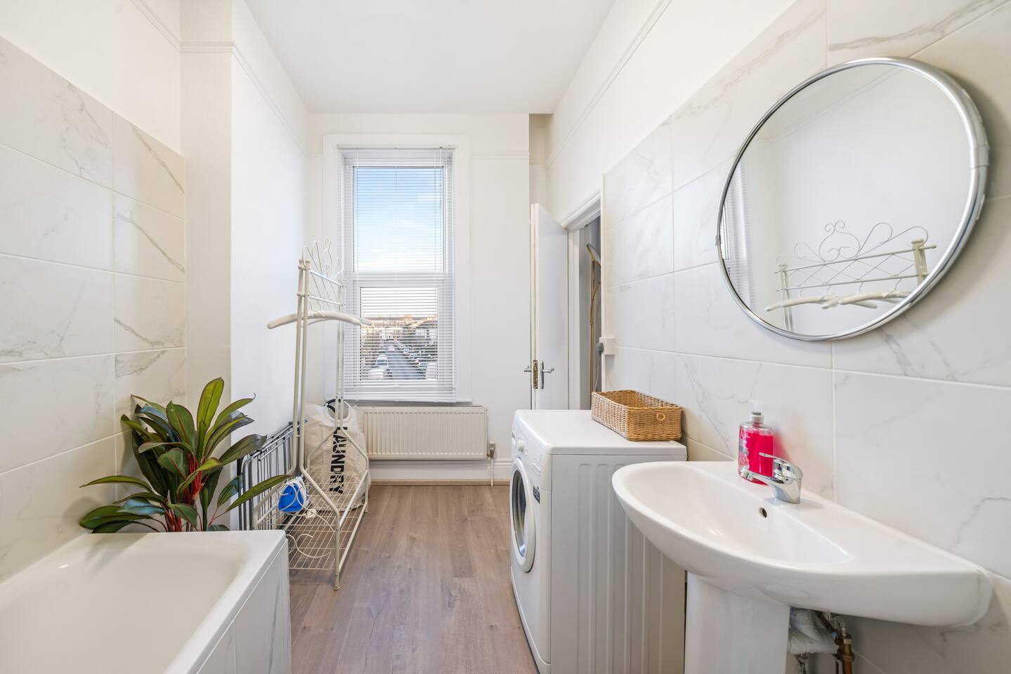 Bake, roast or reheat in this compact, reliable oven in Shepherd’s Bush. Just minutes from Notting Hill, it’s ready for all your meals and cravings in West London’s vibrant heart.