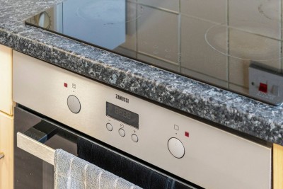 Bake, roast or reheat in this compact, reliable oven setup. Perfect for everyday meals and cravings.