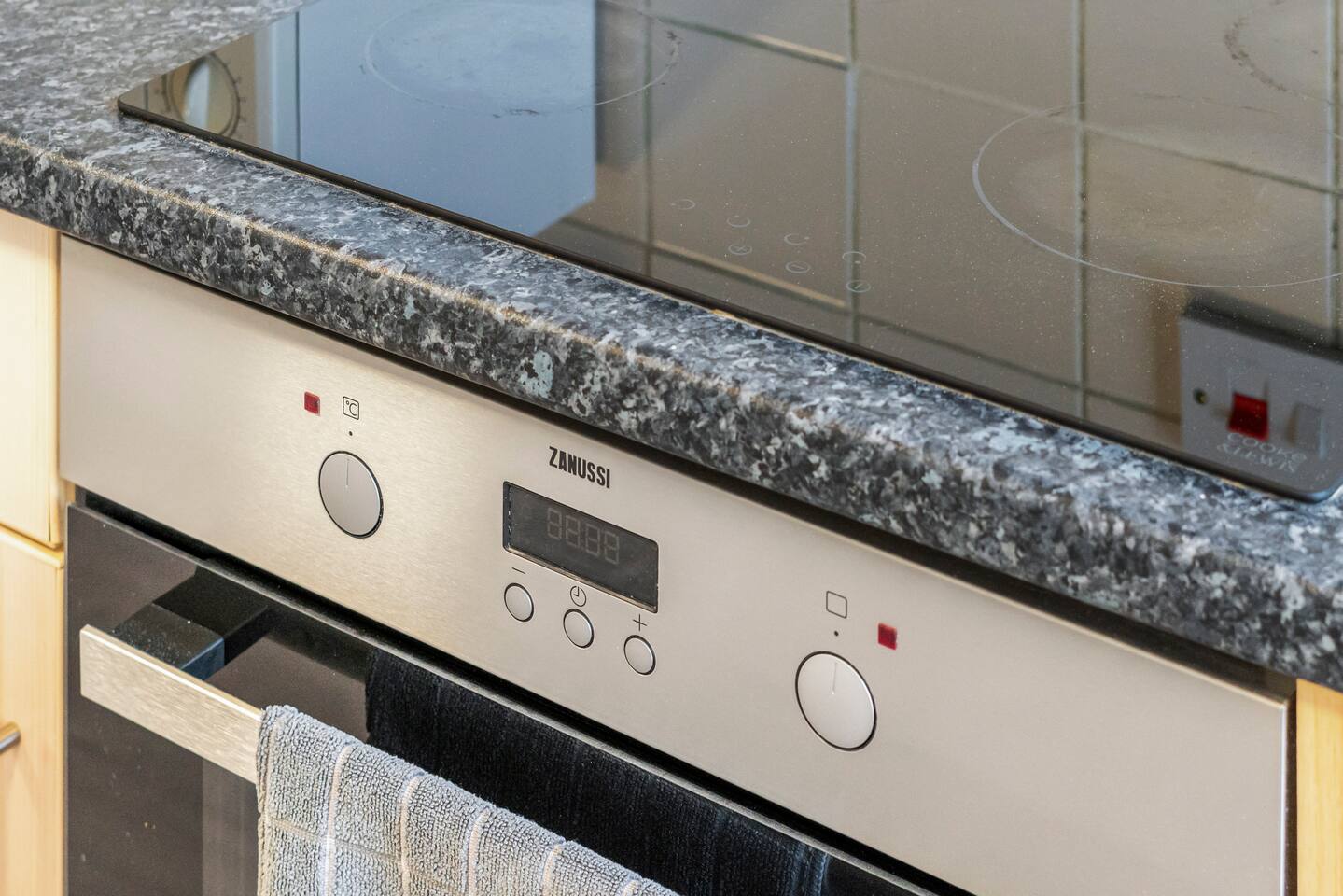 Bake, roast or reheat in this compact, reliable oven setup. Perfect for everyday meals and cravings.