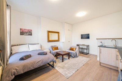 Enjoy a cozy stay in Shepherd’s Bush with a soft bed, reading chairs, coffee table and natural light streaming through the window. Just minutes from Westfield London, it’s a warm, restful retreat in West London’s vibrant heart.