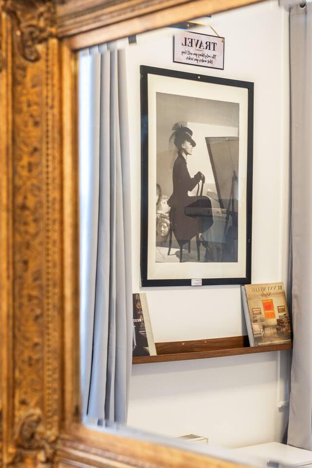 Cosy urban retreat on Uxbridge Road, Greater London, near Notting Hill, Acton & Ealing. A comfy stay with a small garden—ideal for resting close to Central London.