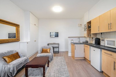 Modern studio in Shepherd’s Bush with cozy lounge, gold accents and sleek kitchenette. Just moments from Notting Hill and Holland Park, it’s perfect for solo stays or couples seeking stylish comfort in West London’s vibrant heart.