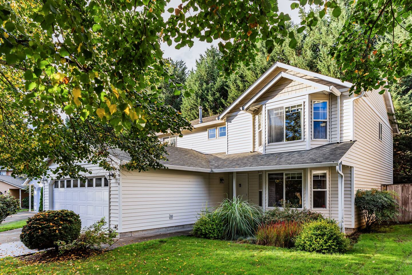 Hot tub w/BBQ-Outdoor dining-Waterfront park+W/D