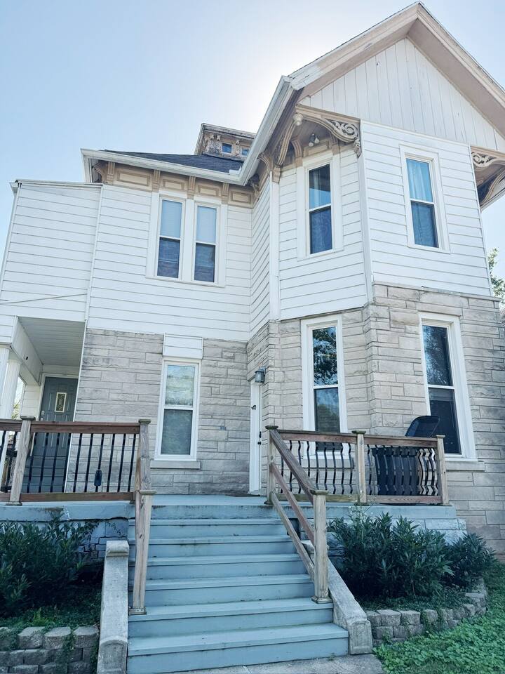 Chandler E | KING 1BD/1BA Studio Apt near Downtown