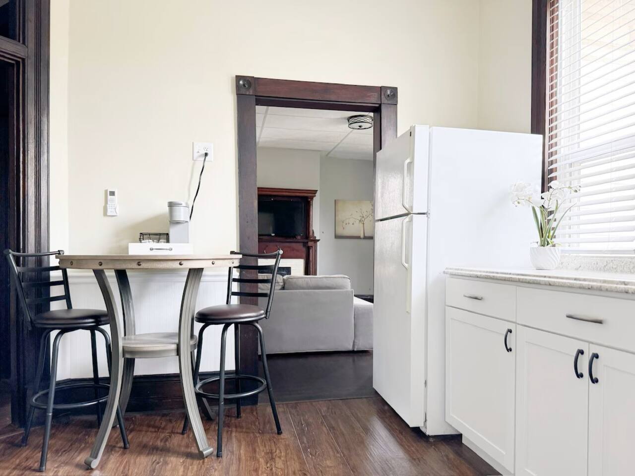 Chandler E | KING 1BD/1BA Studio Apt near Downtown