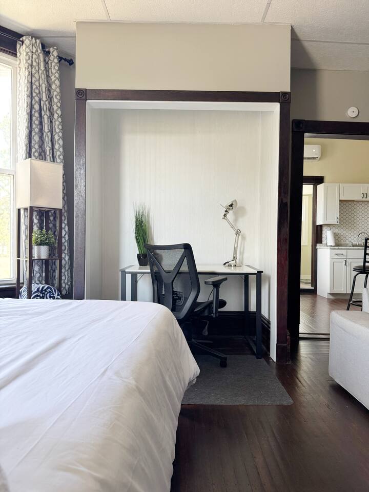 Chandler E | KING 1BD/1BA Studio Apt near Downtown