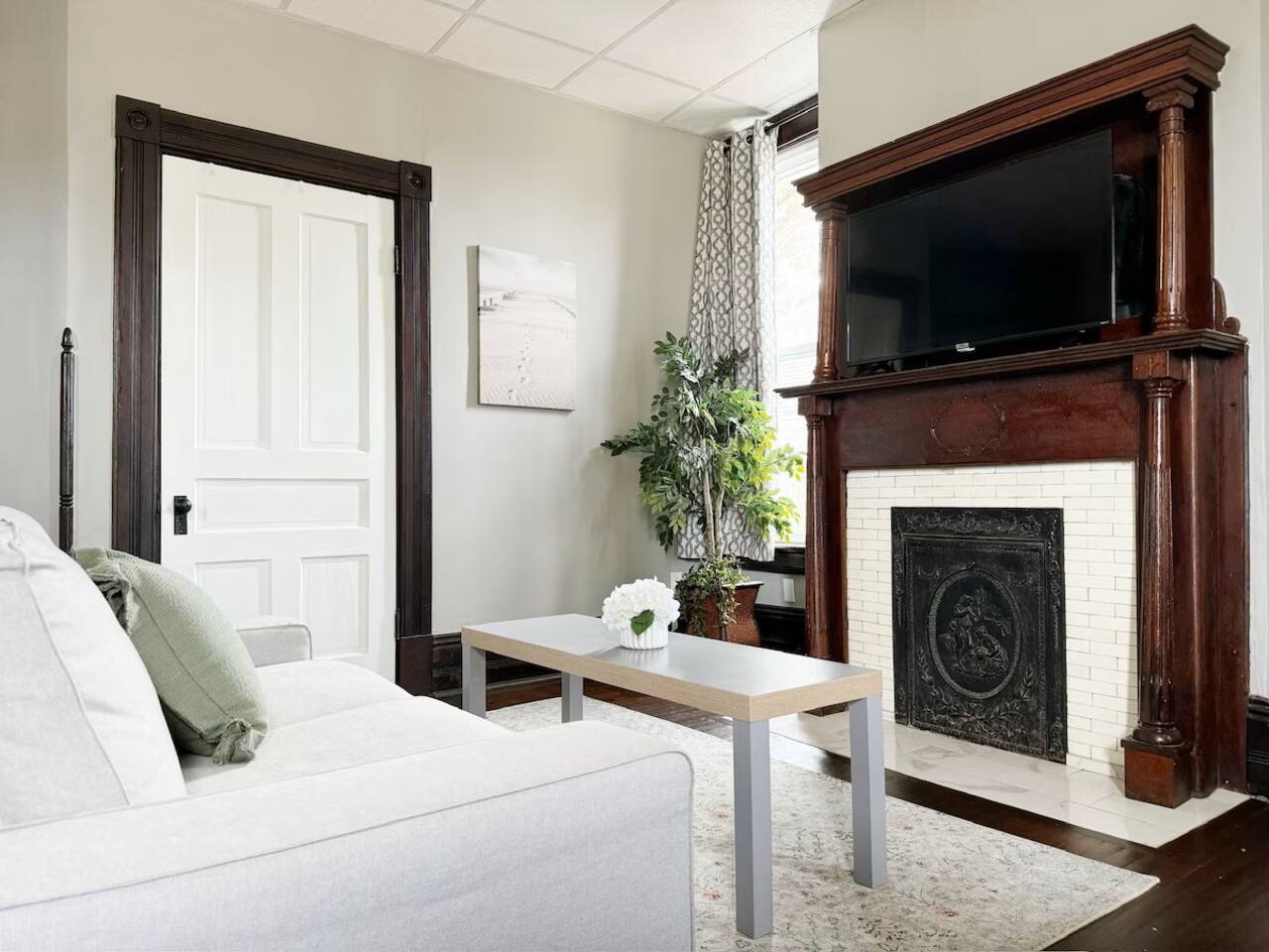 Chandler E | KING 1BD/1BA Studio Apt near Downtown