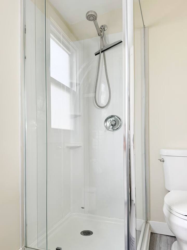 Chandler E | KING 1BD/1BA Studio Apt near Downtown