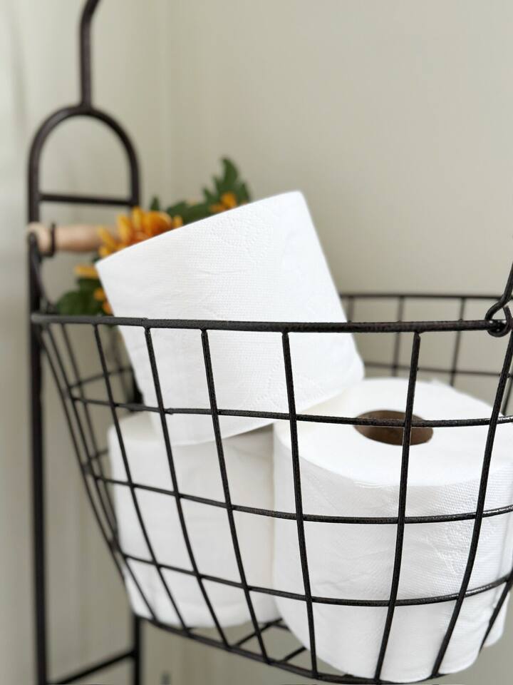 Chandler E | KING 1BD/1BA Studio Apt near Downtown