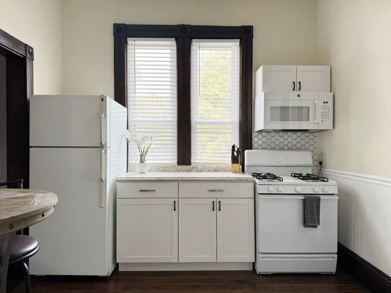 Chandler E | KING 1BD/1BA Studio Apt near Downtown