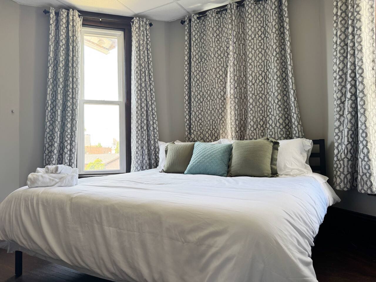 Chandler E | KING 1BD/1BA Studio Apt near Downtown