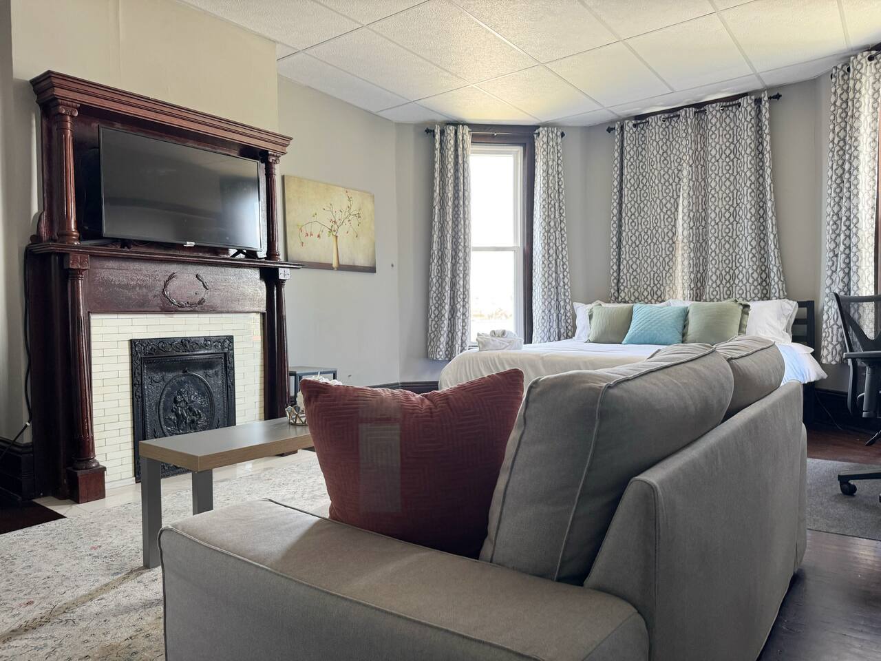 Chandler E | KING 1BD/1BA Studio Apt near Downtown