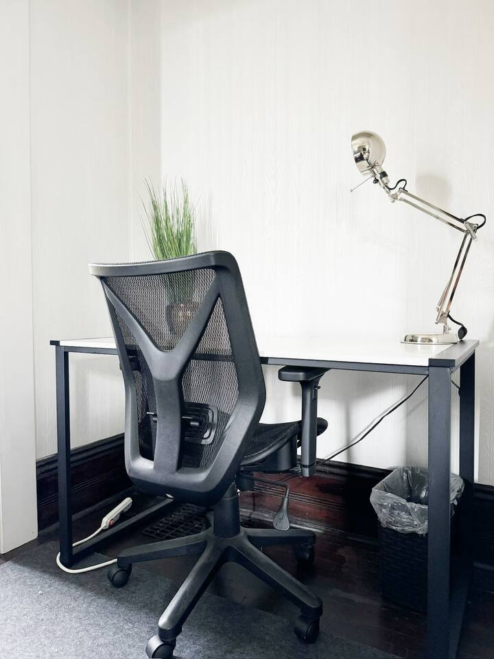 Chandler E | KING 1BD/1BA Studio Apt near Downtown