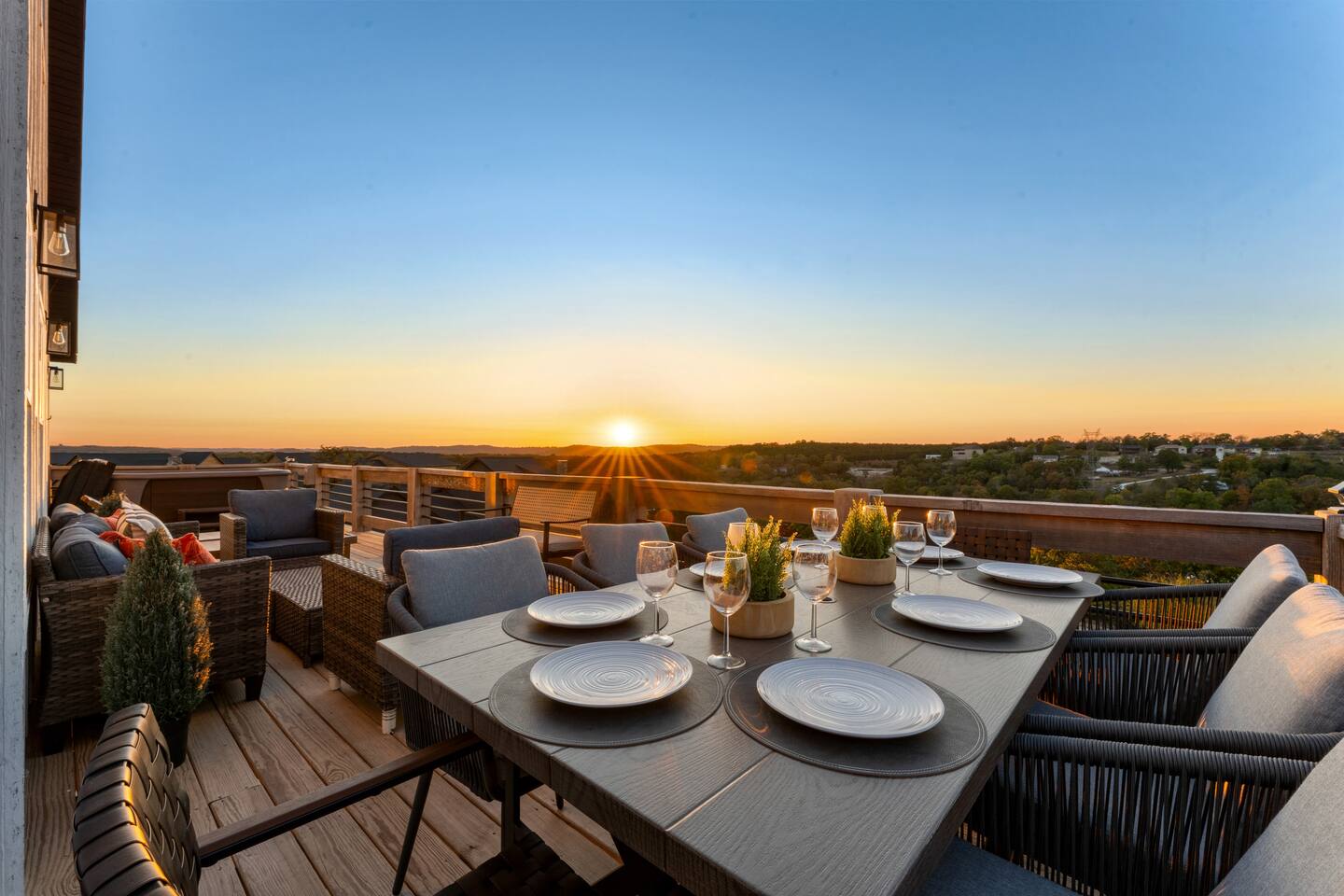 Lake Views & access! Summer Pool, Hot tub, Firepit