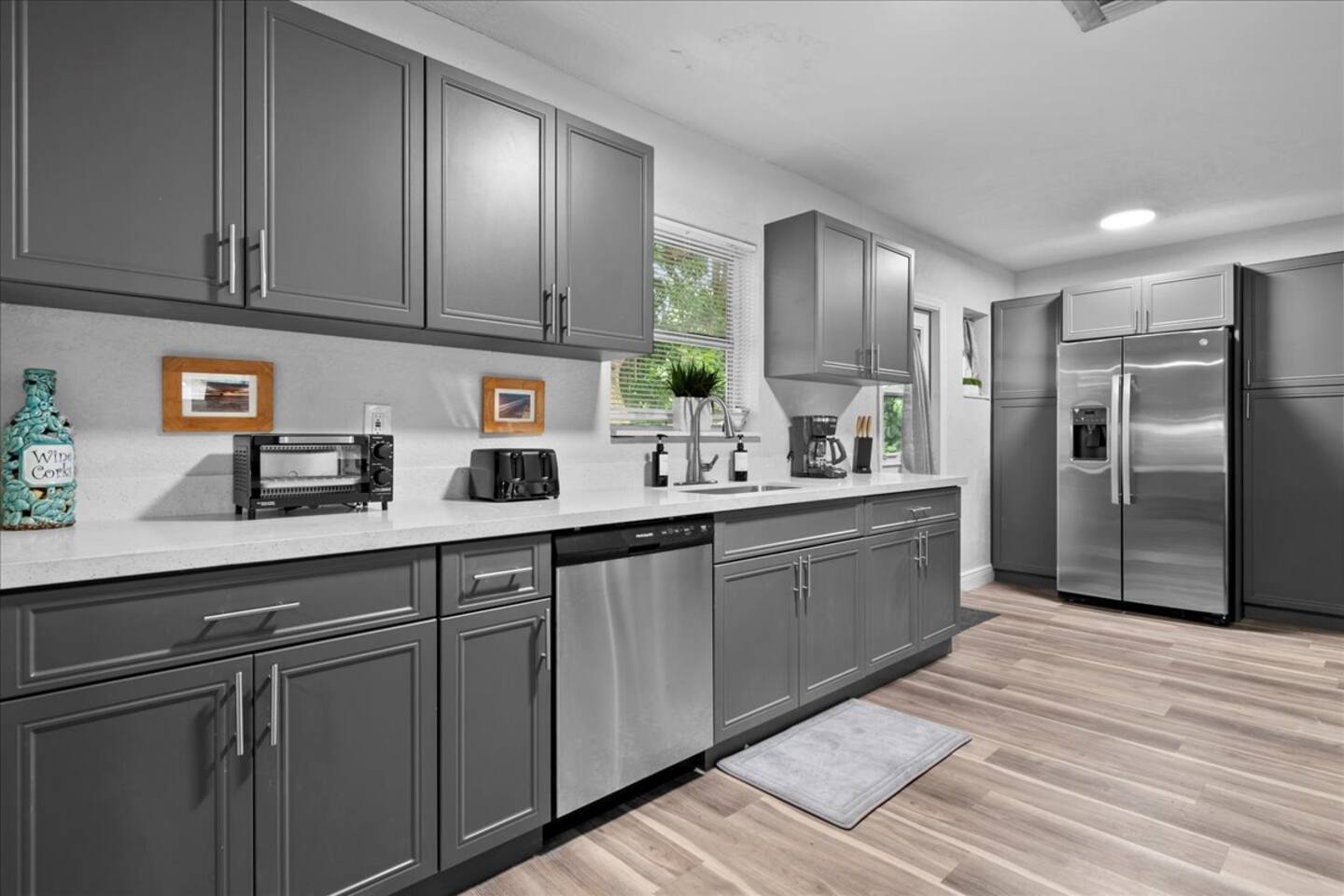 3/2 Charmer Steps from the Ave