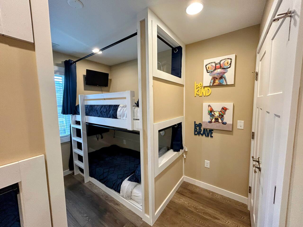 Downtown Gem | Walk Everywhere | Hot Tub | Bunks
