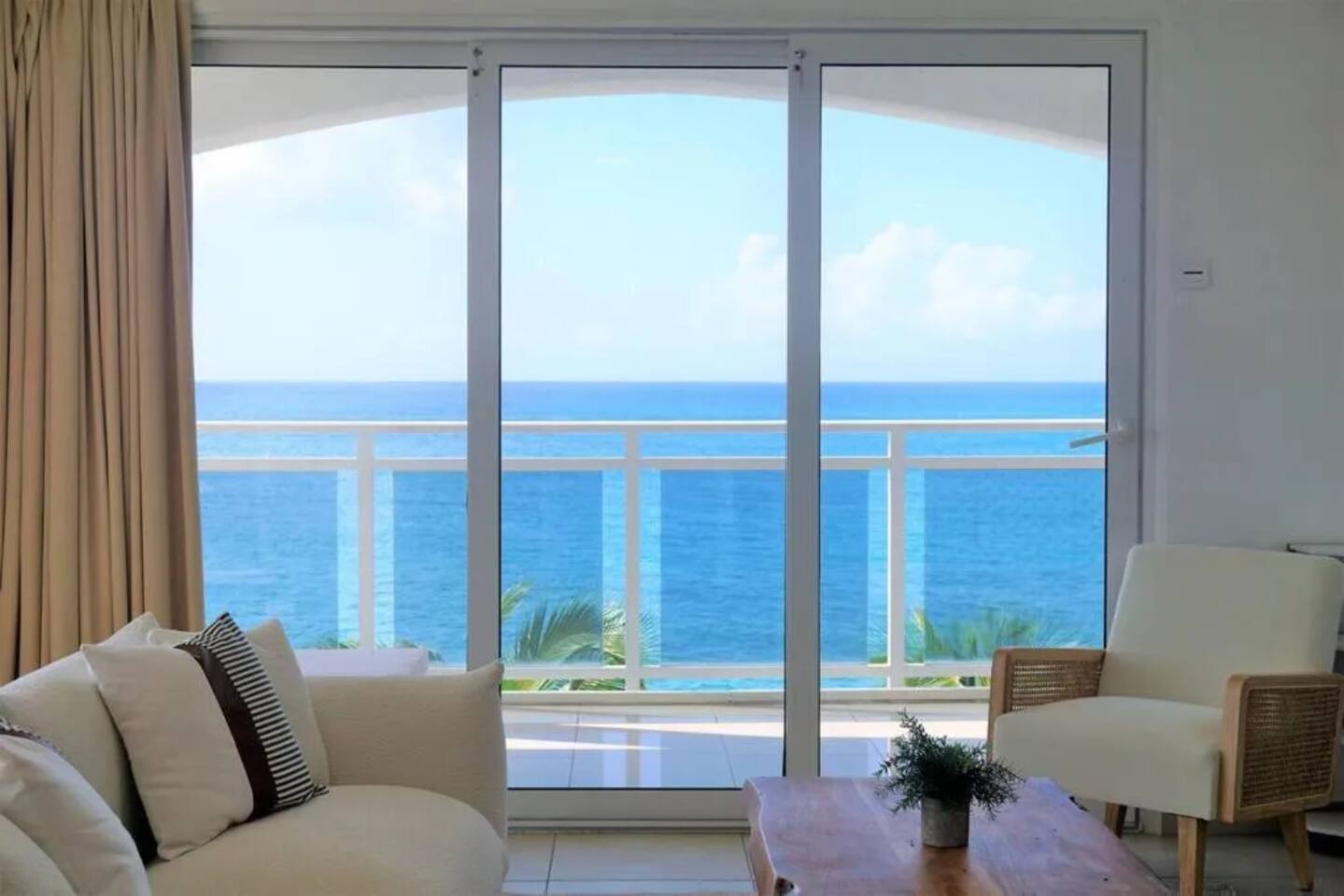 Maho Beach House: Deluxe 1-Bedroom, Oceanview Luxe