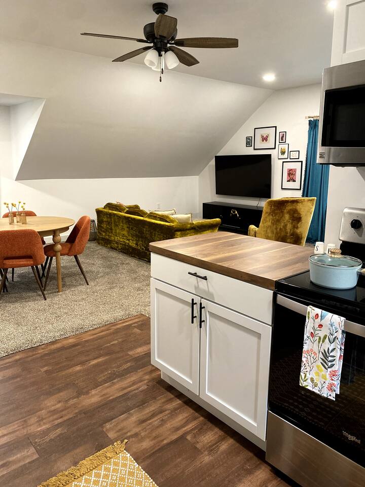 Bright Spacious Apartment Sleeps 2 Full Kitchen