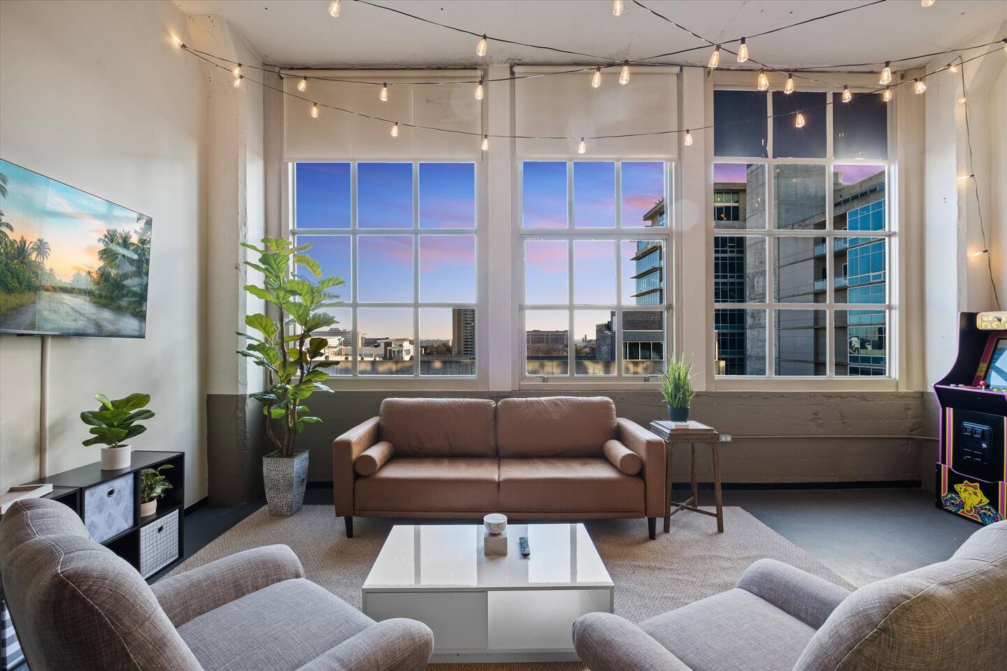 Chic Downtown King Suite - Free Parking & Games