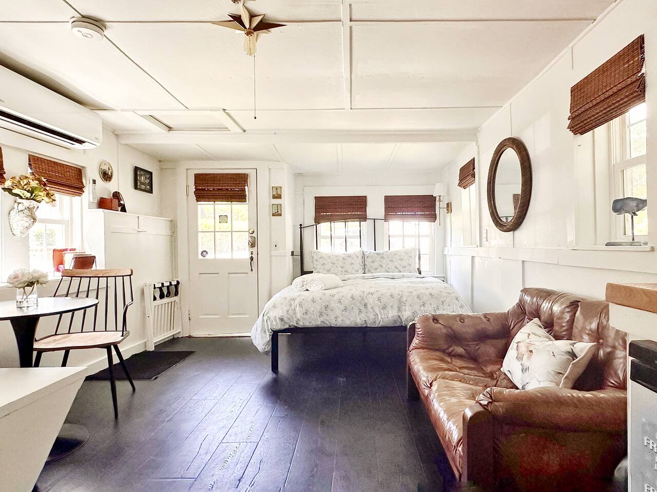 Quaint & Cozy TinyHome! 300sqft/firepit/smallpetOK