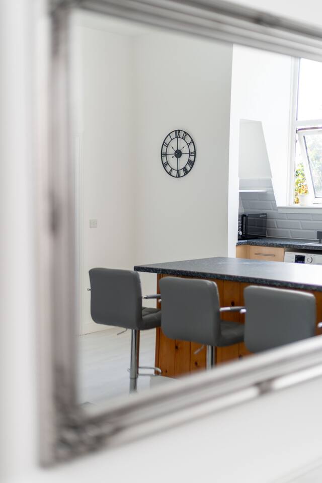 Cozy home in Shepherd’s Bush featuring a neat dining area with natural light. Just minutes from Notting Hill, it’s ideal for enjoying meals or working during your stay in West London’s vibrant heart.