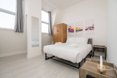 Neat and inviting bedroom in Shepherd’s Bush with soft pillows and natural light that make it feel like home. Just minutes from Hammersmith, it’s a restful space for guests exploring West London.