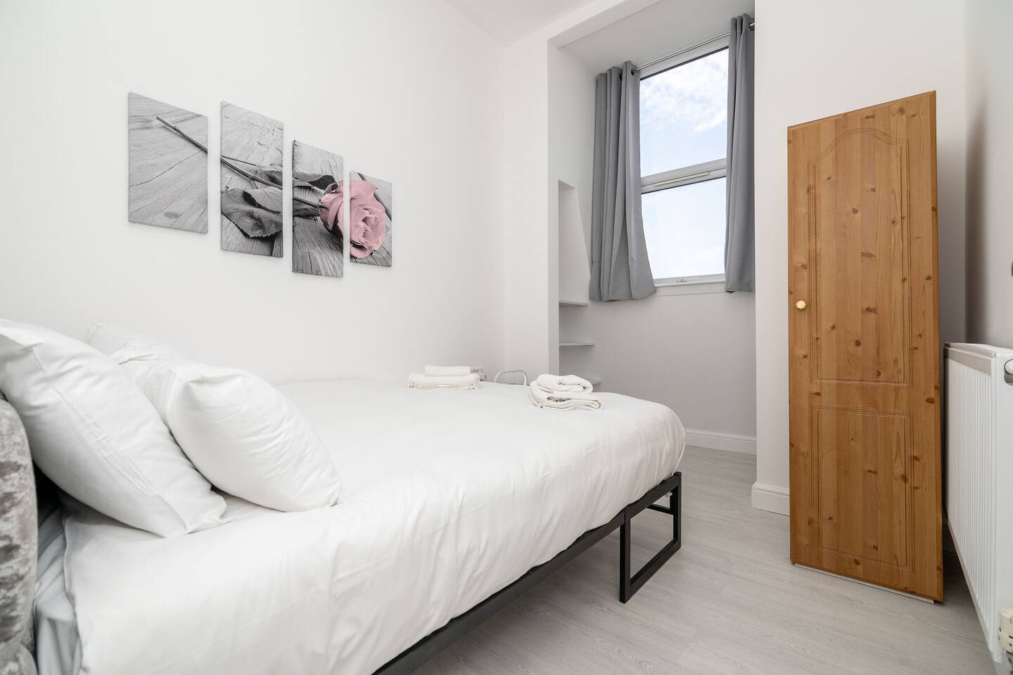 Cozy bedroom in Shepherd’s Bush with a comfy bed, soft lighting and relaxing vibes. Just minutes from Notting Hill, it’s ideal for resting and recharging after a long day in West London’s vibrant heart.