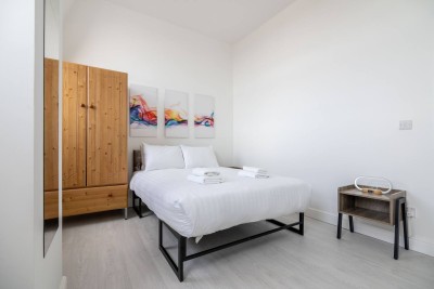 This Greater London home near Notting Hill, Acton & Ealing offers a warm bedroom with fresh sheets, clean design, and a calm space to relax or sleep comfortably.