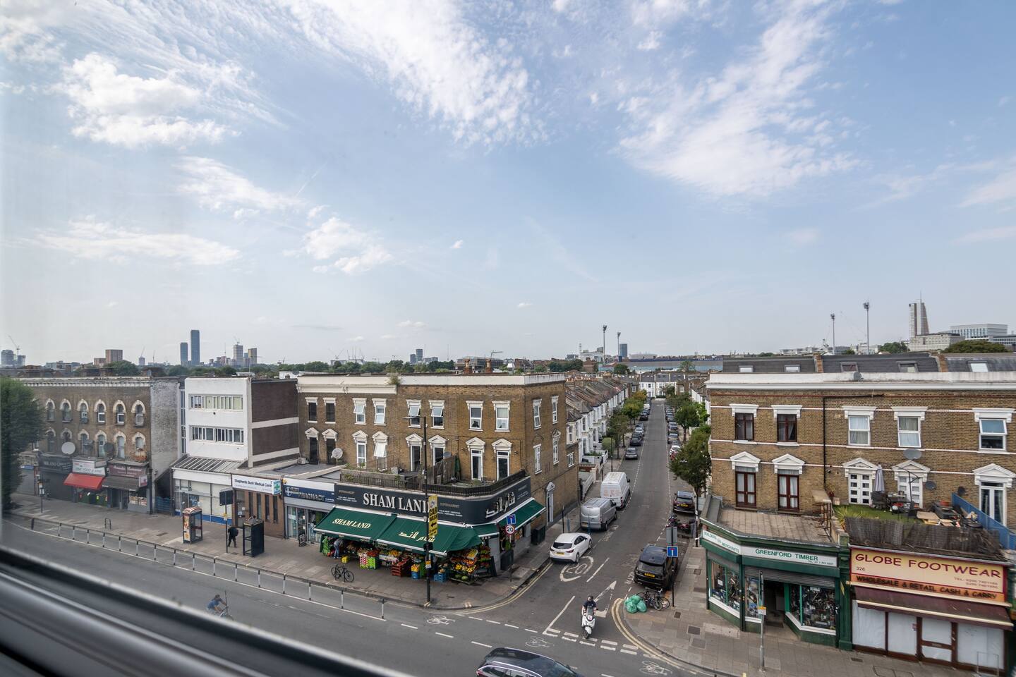 Greater London apartment on Uxbridge Road with a bright bedroom, cozy bed, street view. Located near Notting Hill, Acton & Ealing—perfect for a simple, relaxed stay.