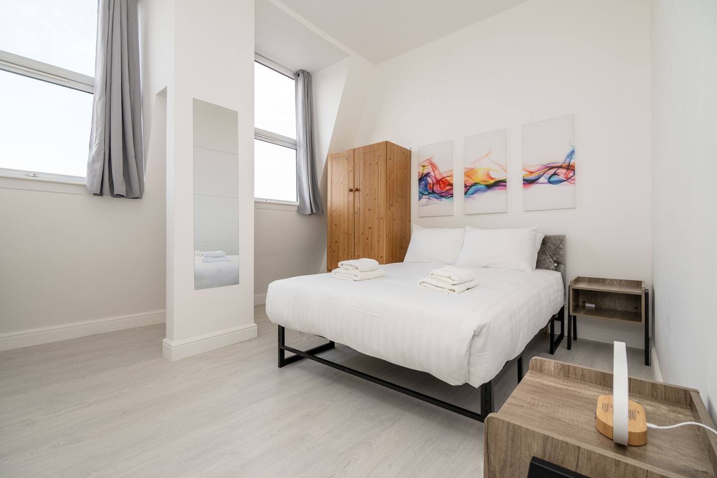 Neat and inviting bedroom in Shepherd’s Bush with soft pillows and natural light that make it feel like home. Just minutes from Hammersmith, it’s a restful space for guests exploring West London.