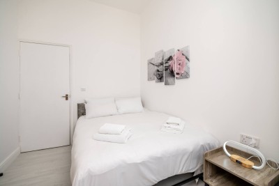 Cozy bedroom in Shepherd’s Bush with a comfy bed, soft lighting and relaxing vibes. Just minutes from Hammersmith, it’s ideal for resting and recharging after a long day in West London’s vibrant heart.