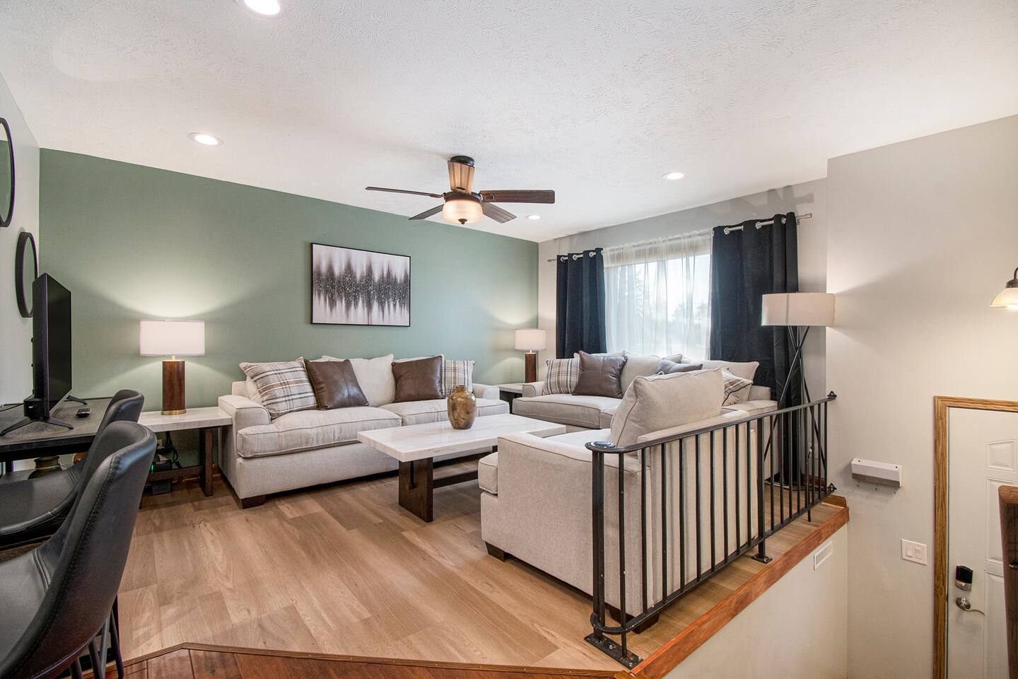 2 Bath | Fenced Yard | 900mbs