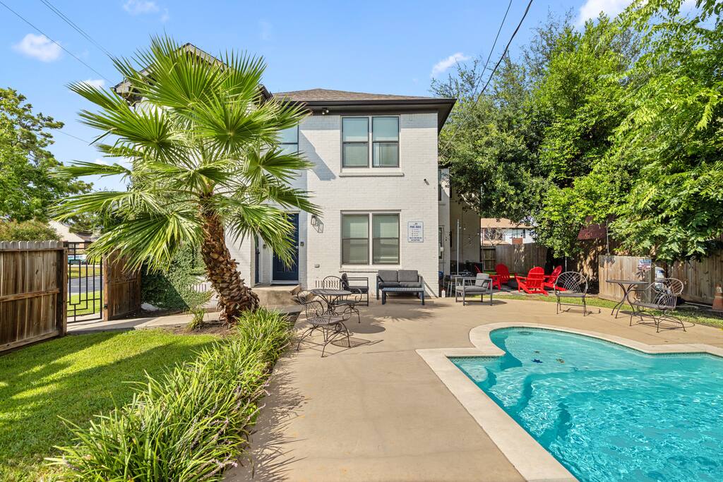 Spacious 6 Bed 6 Bath Duplex with a Pool