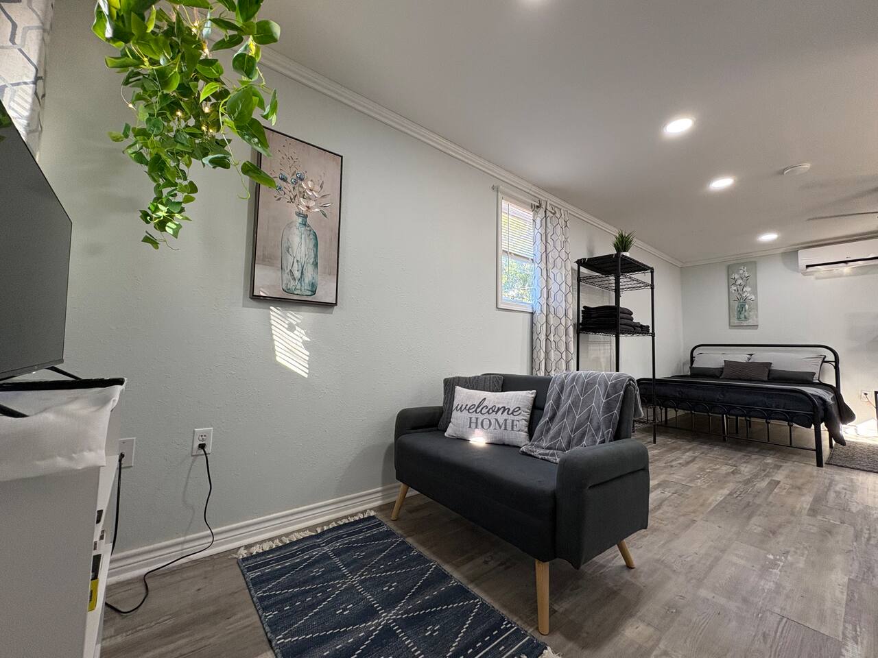 Bright & Comfortable Bungalow!