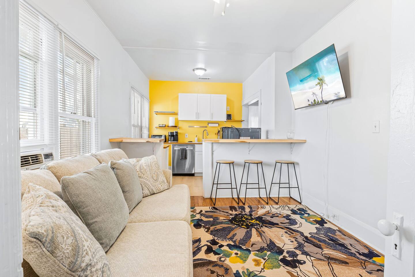 Round Lake Retreat (pet-friendly) 2 bedroom