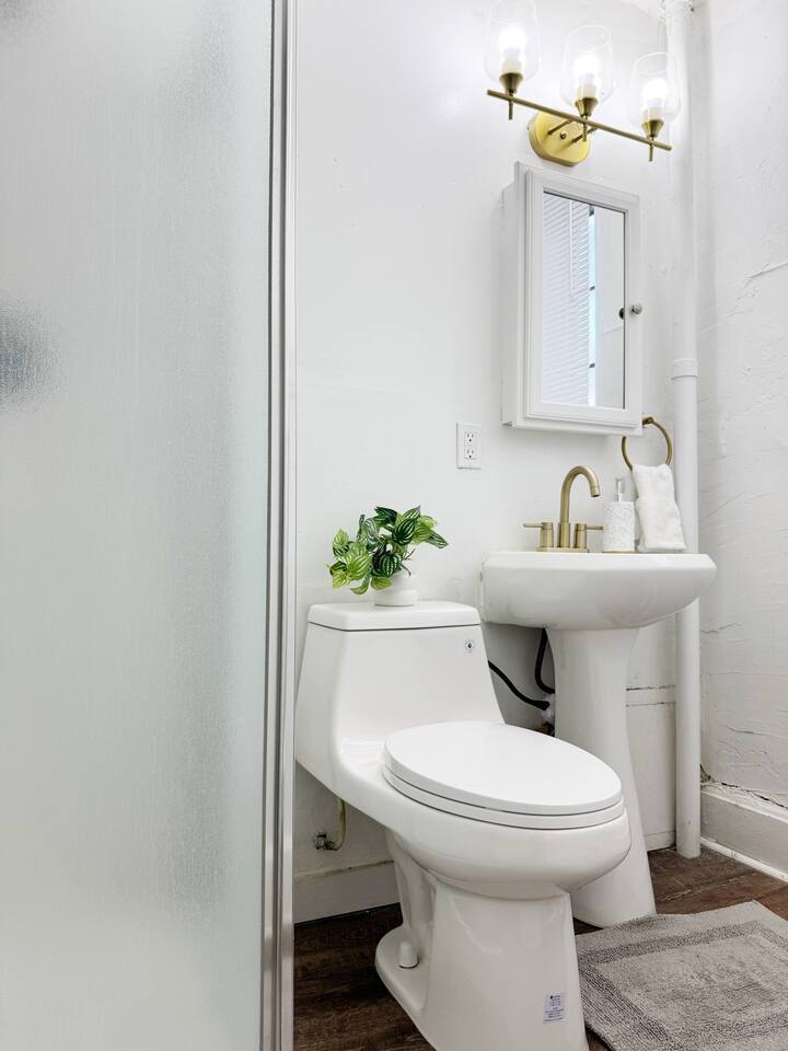 The Harrison D | QUEEN 1BD/1BA Apt near River