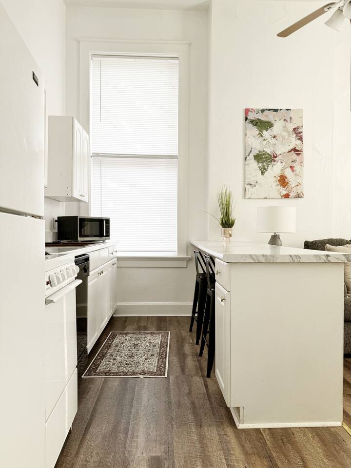 The Harrison D | QUEEN 1BD/1BA Apt near River