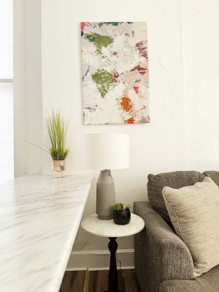 The Harrison D | QUEEN 1BD/1BA Apt near River photo 2