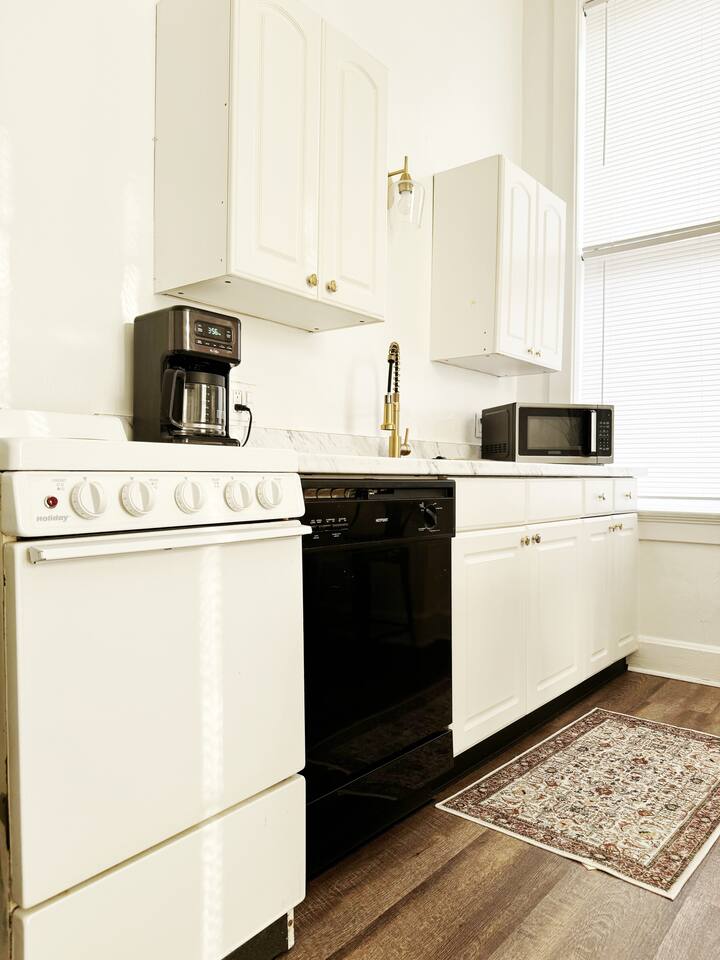 The Harrison D | QUEEN 1BD/1BA Apt near River