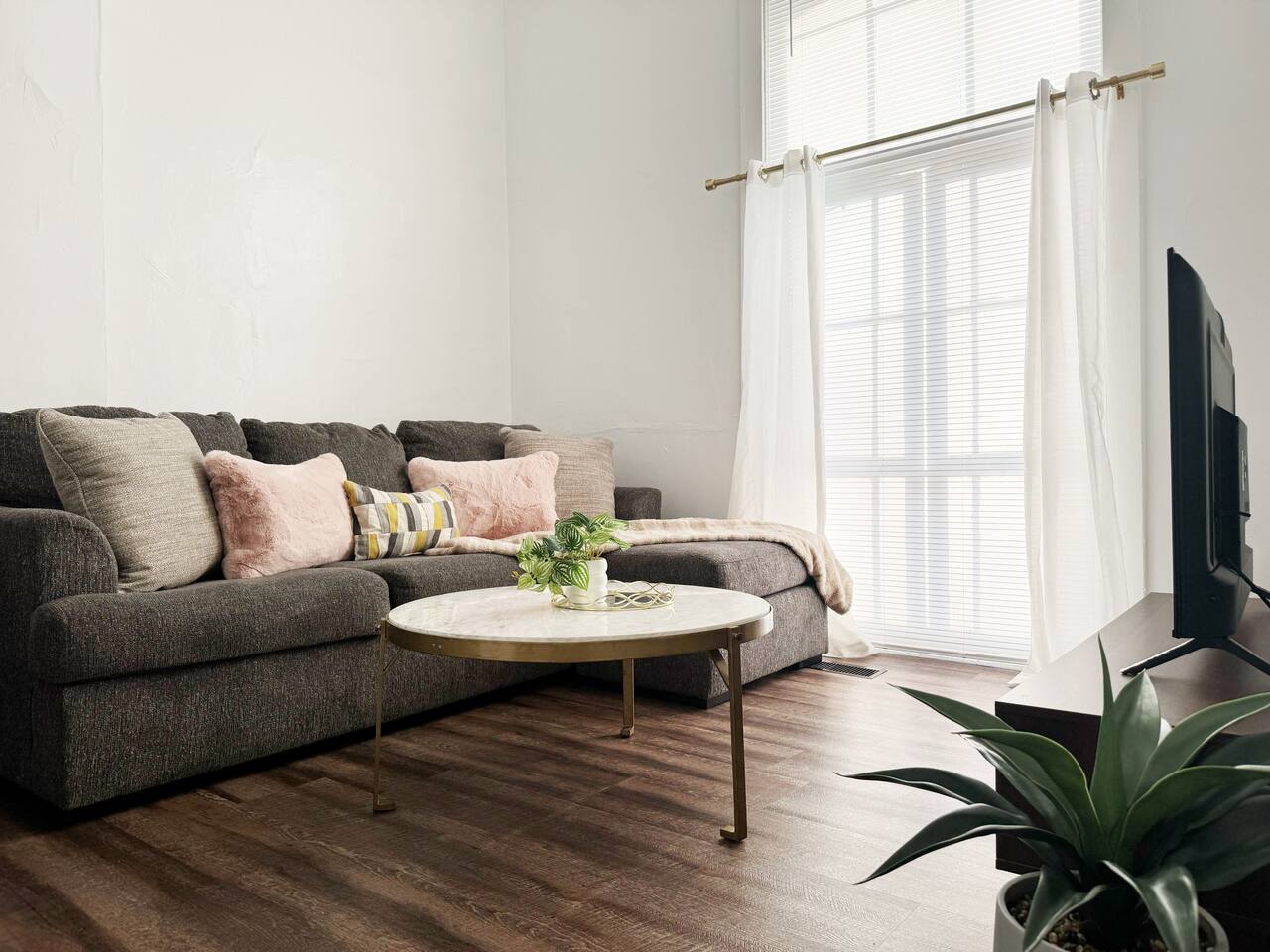 The Harrison D | QUEEN 1BD/1BA Apt near River