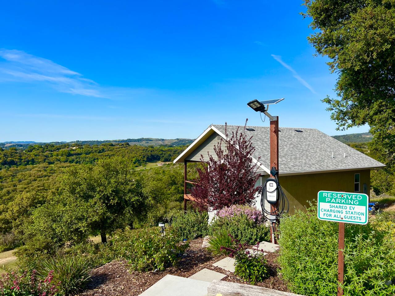 Charming Cottage| EV Charger | Private Deck & BBQ