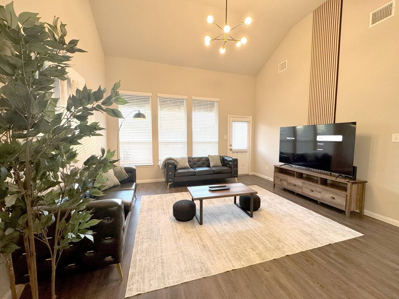 Modern 4br • 4 king beds • Game room • Pool • Pets