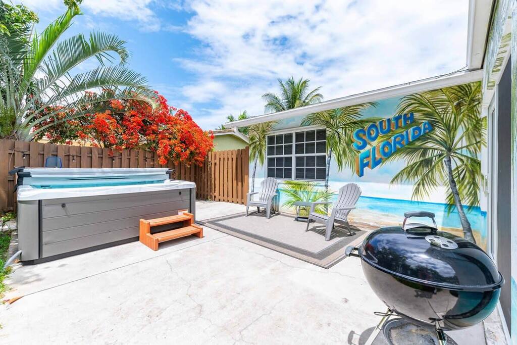 Ventur Tropical w Hot Tub | Close to Beach