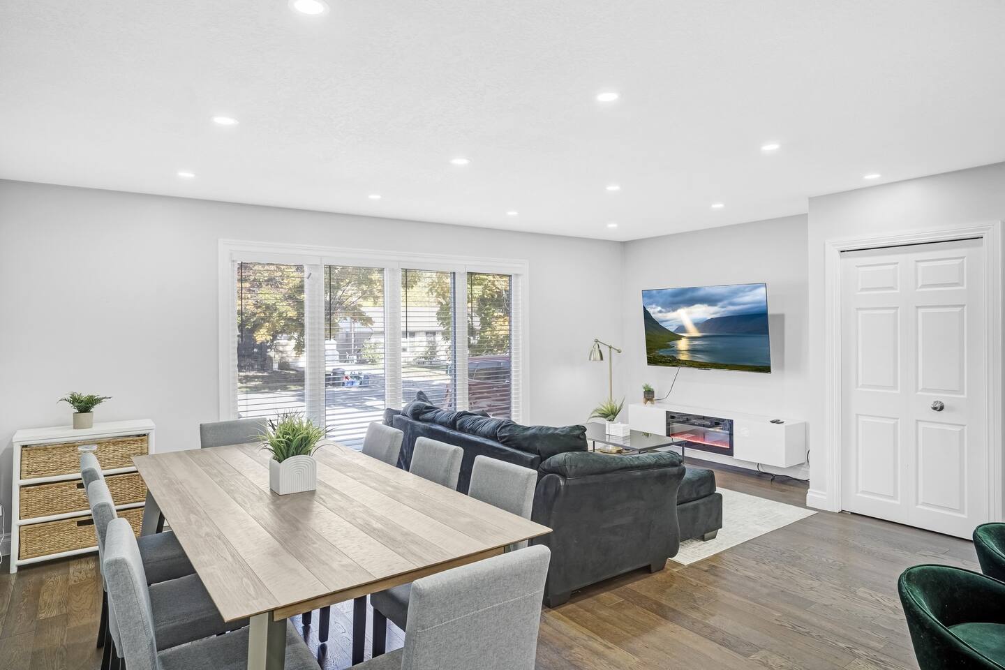Luxury Estate+Renovated 5 BD+65"