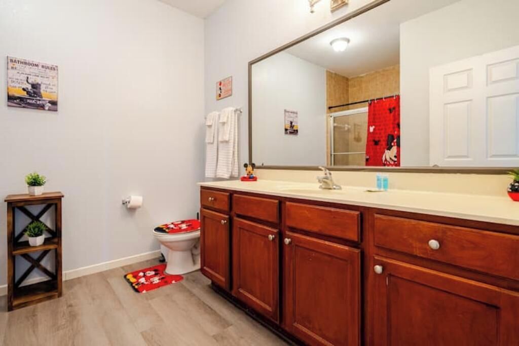 Disney Getaway, 2BR King ,Queen bd for 6 pax with pool and internet