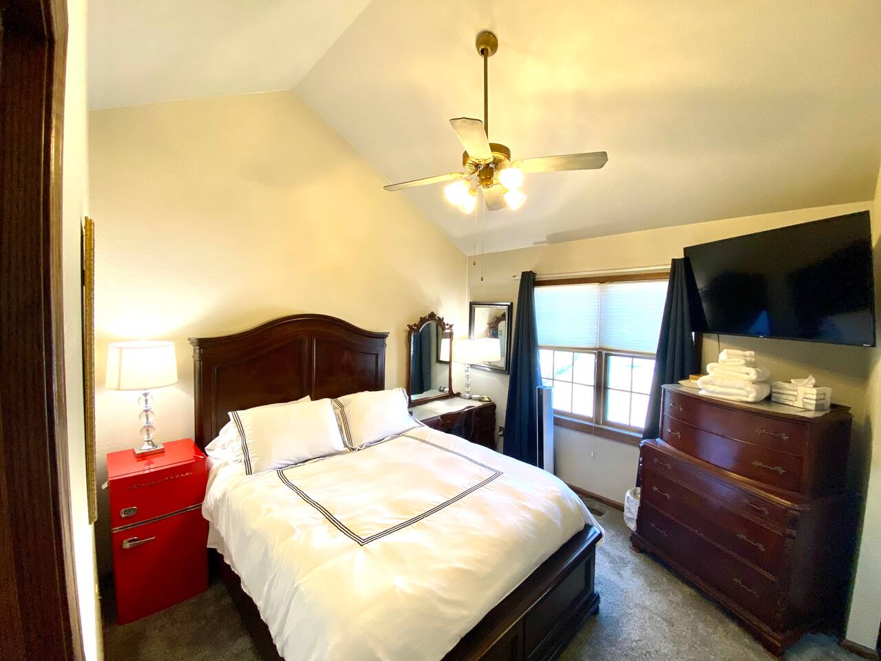 Queen Bed + Private Bath, Pool, Hot Tub, TV