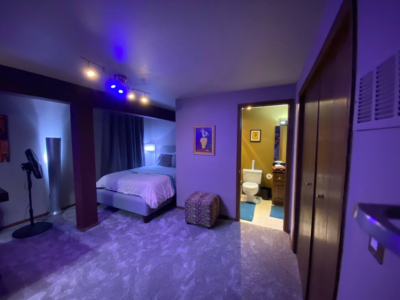 Luxury Basement Suite - 75" TV, Pool, Hot tub