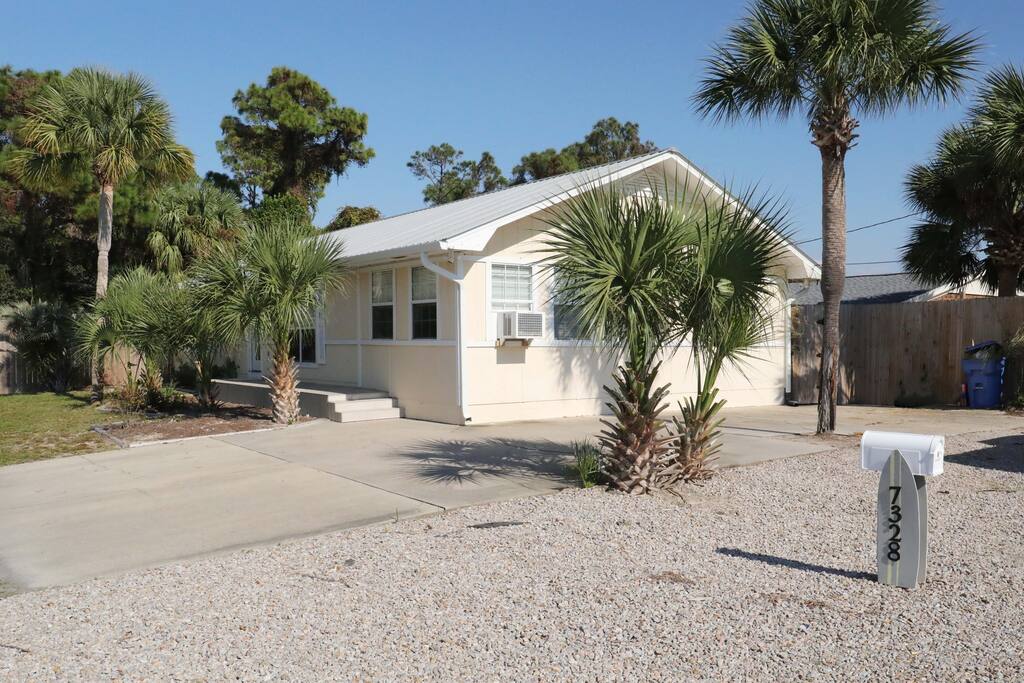 Family Beach Retreat , game room and Sand Volleyball Court