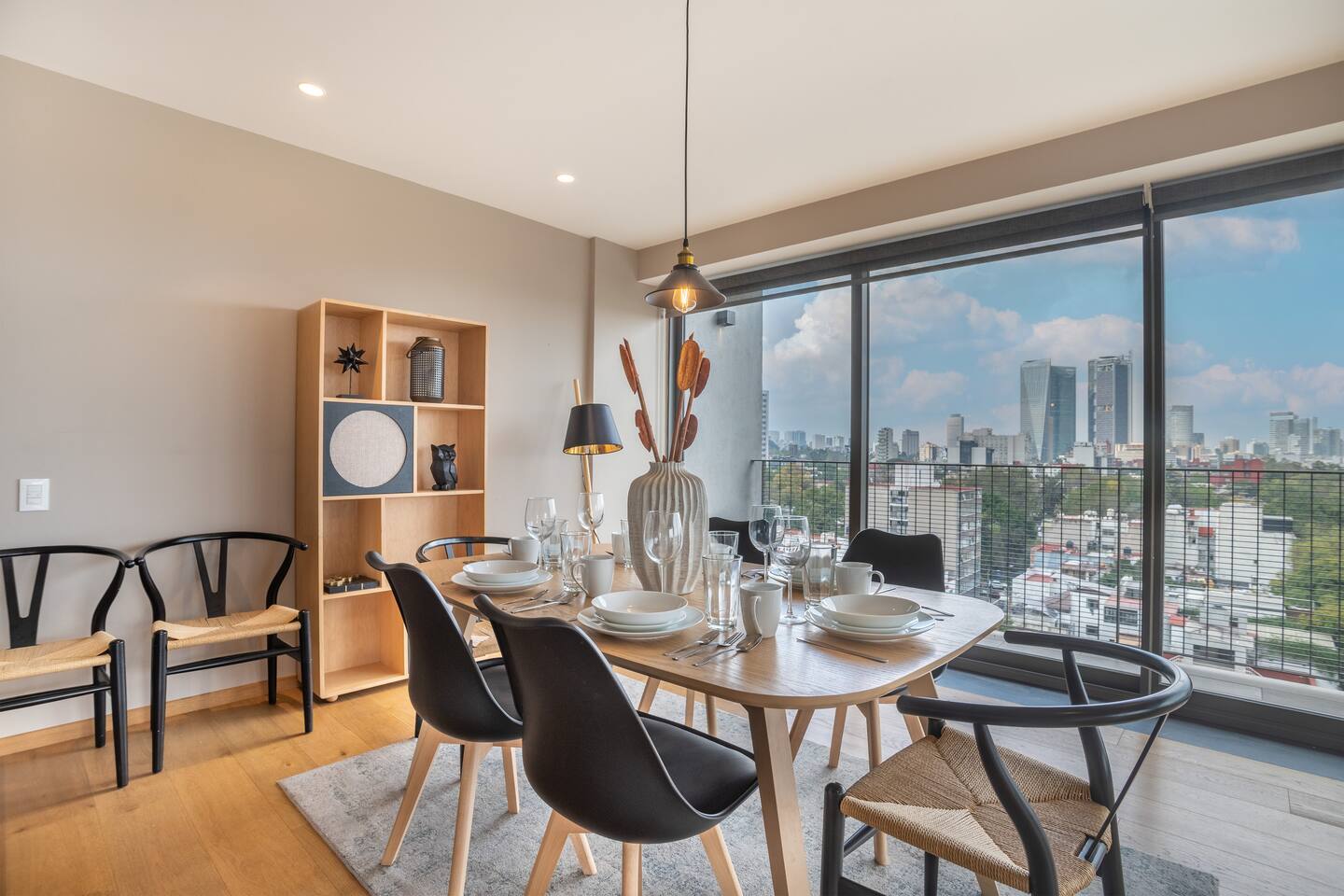 Spacious Corner Apt w/Views: Condesa Balcony & Gym - foto 1