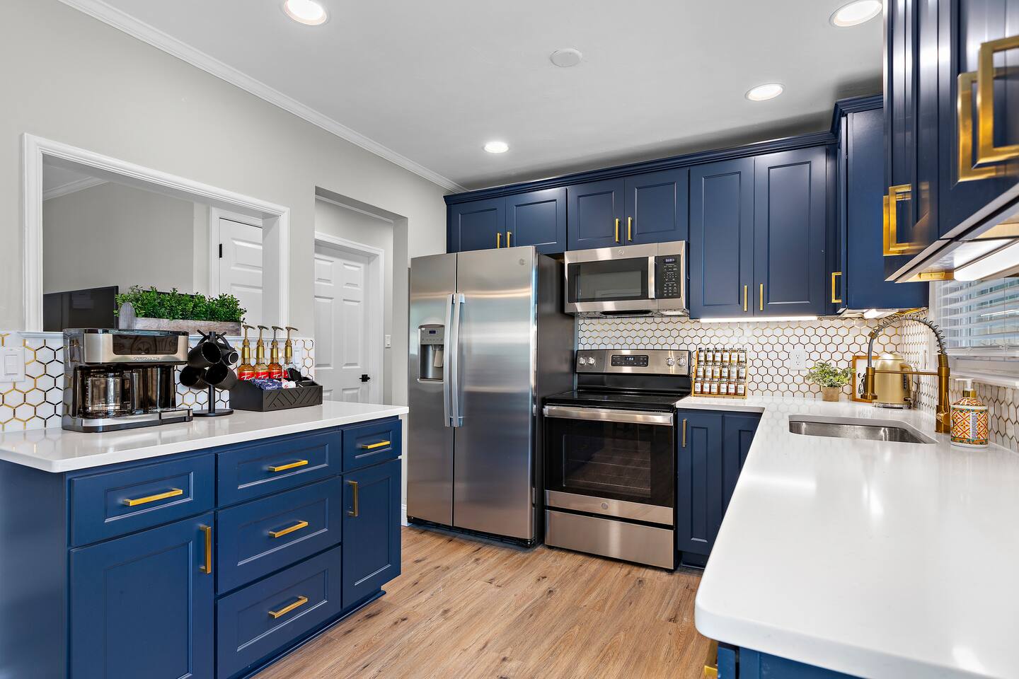 Renovated, Dogs OK! Minutes from Hampton Hotspots!